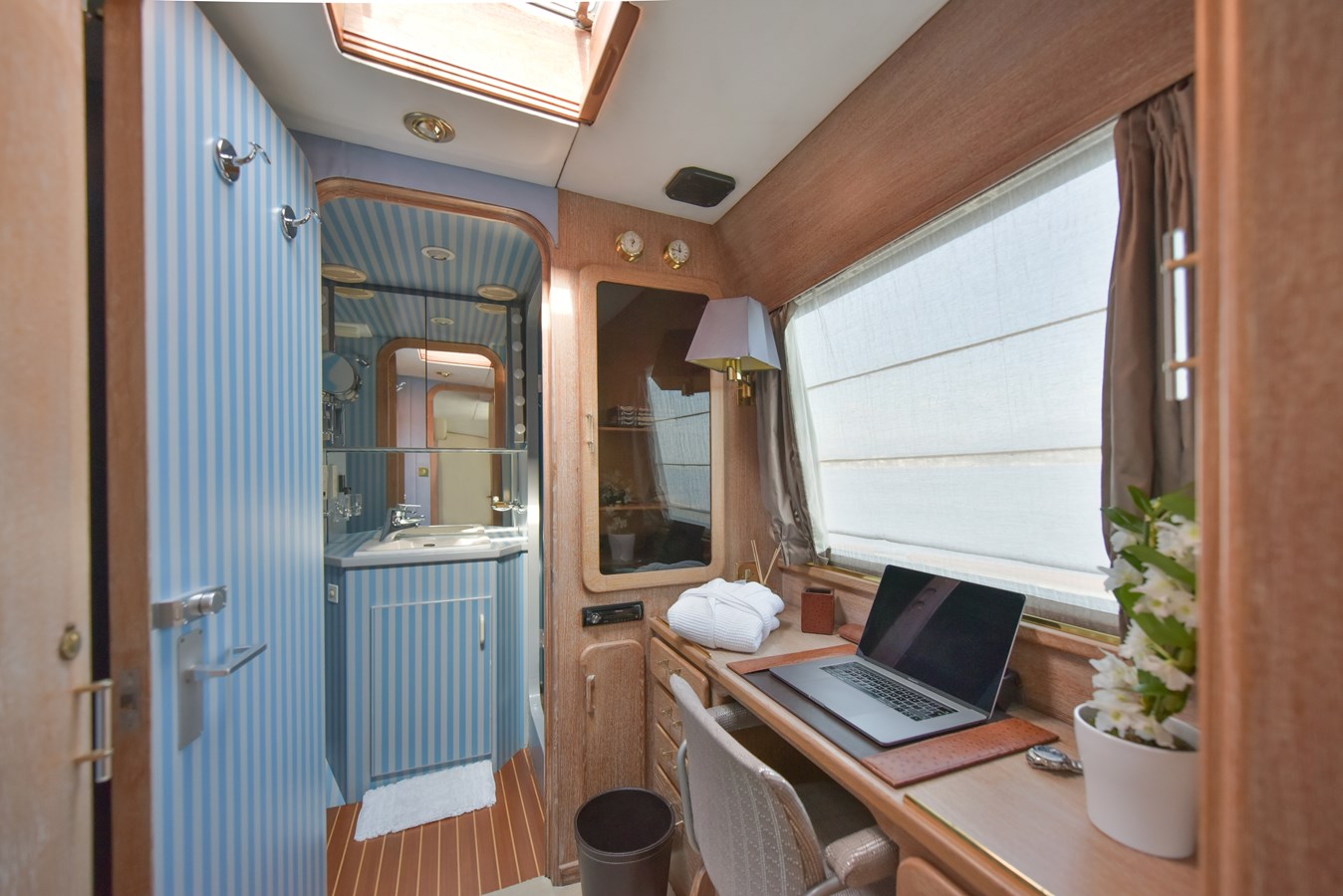 https://s3.amazonaws.com/boss.yatco.com/ForCharter/Vessel/Photo/5708/large_103705.jpg