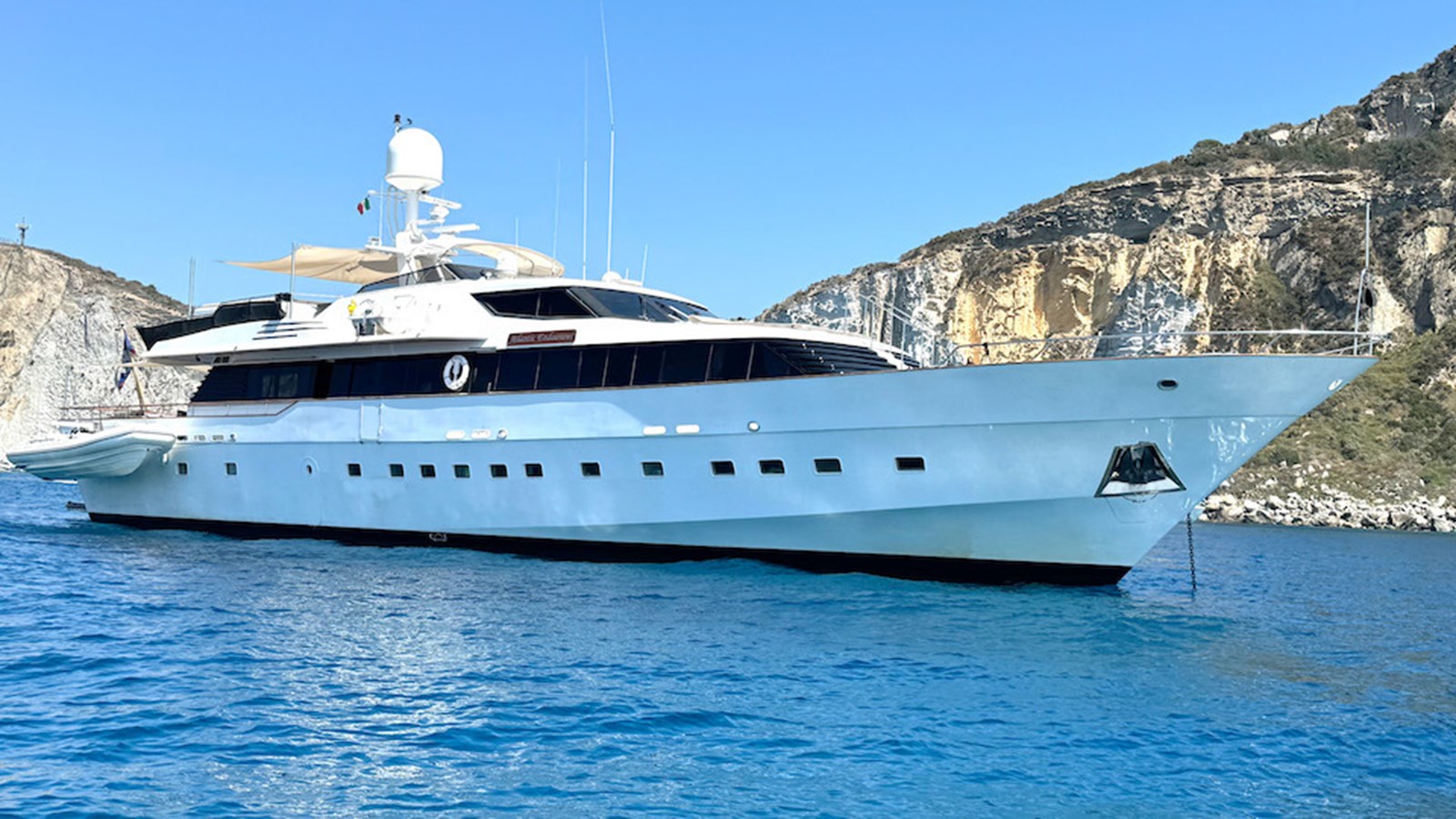 https://s3.amazonaws.com/boss.yatco.com/ForCharter/Vessel/Photo/5708/large_104414.jpg