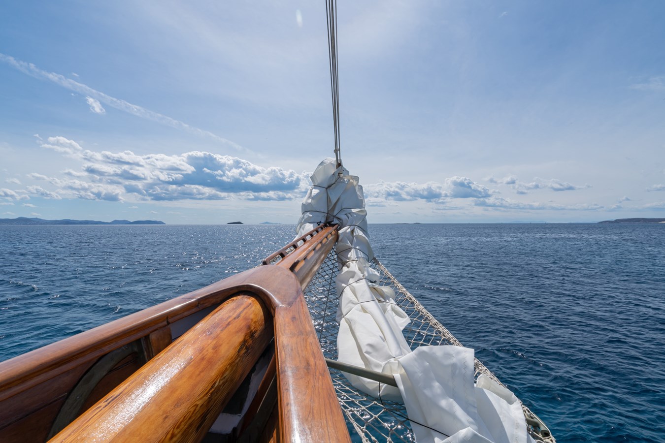 https://s3.amazonaws.com/boss.yatco.com/ForCharter/Vessel/Photo/5710/large_103755.jpg