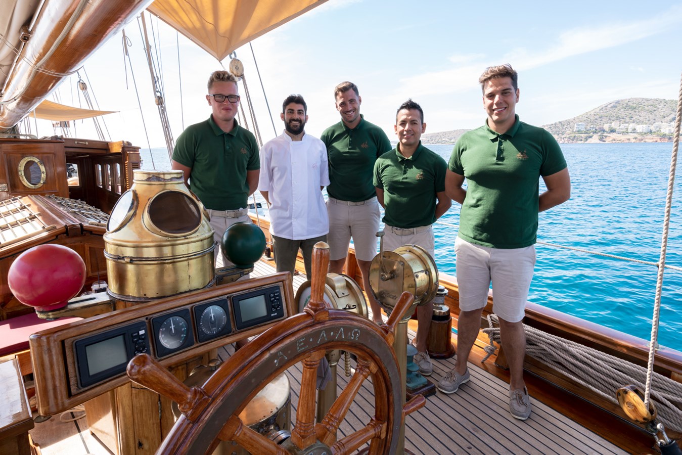 https://s3.amazonaws.com/boss.yatco.com/ForCharter/Vessel/Photo/5710/large_103756.jpg