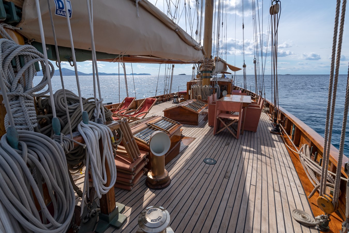 https://s3.amazonaws.com/boss.yatco.com/ForCharter/Vessel/Photo/5710/large_103757.jpg