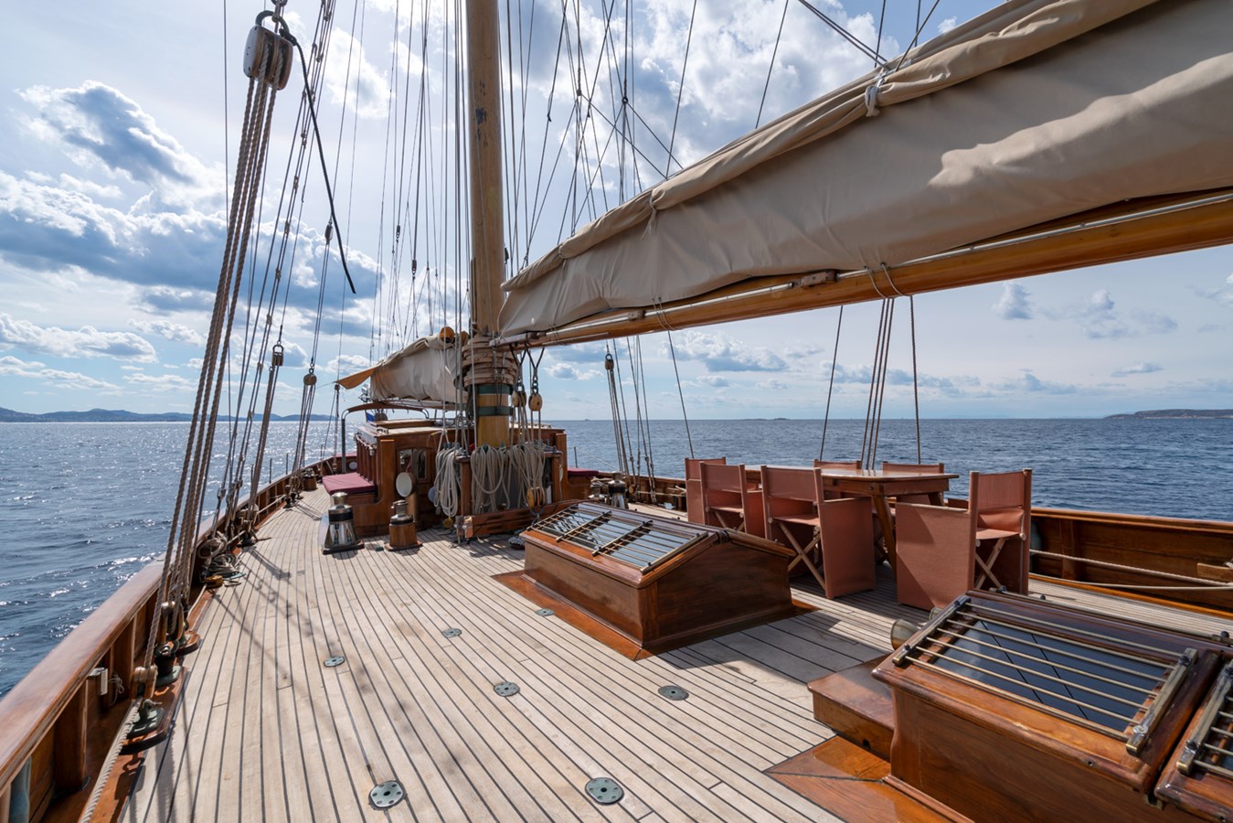 https://s3.amazonaws.com/boss.yatco.com/ForCharter/Vessel/Photo/5710/large_103758.jpg