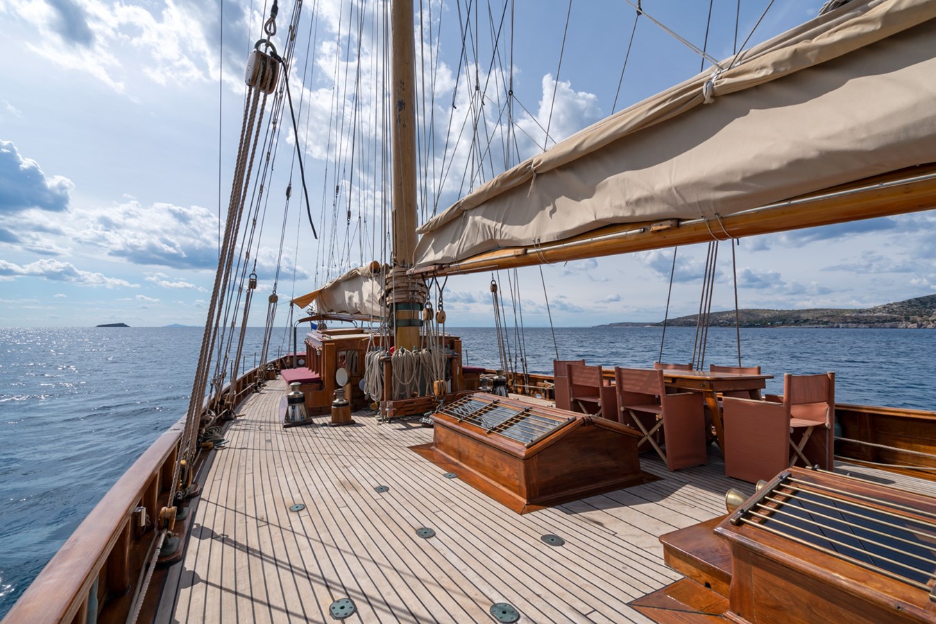 https://s3.amazonaws.com/boss.yatco.com/ForCharter/Vessel/Photo/5710/large_103759.jpg