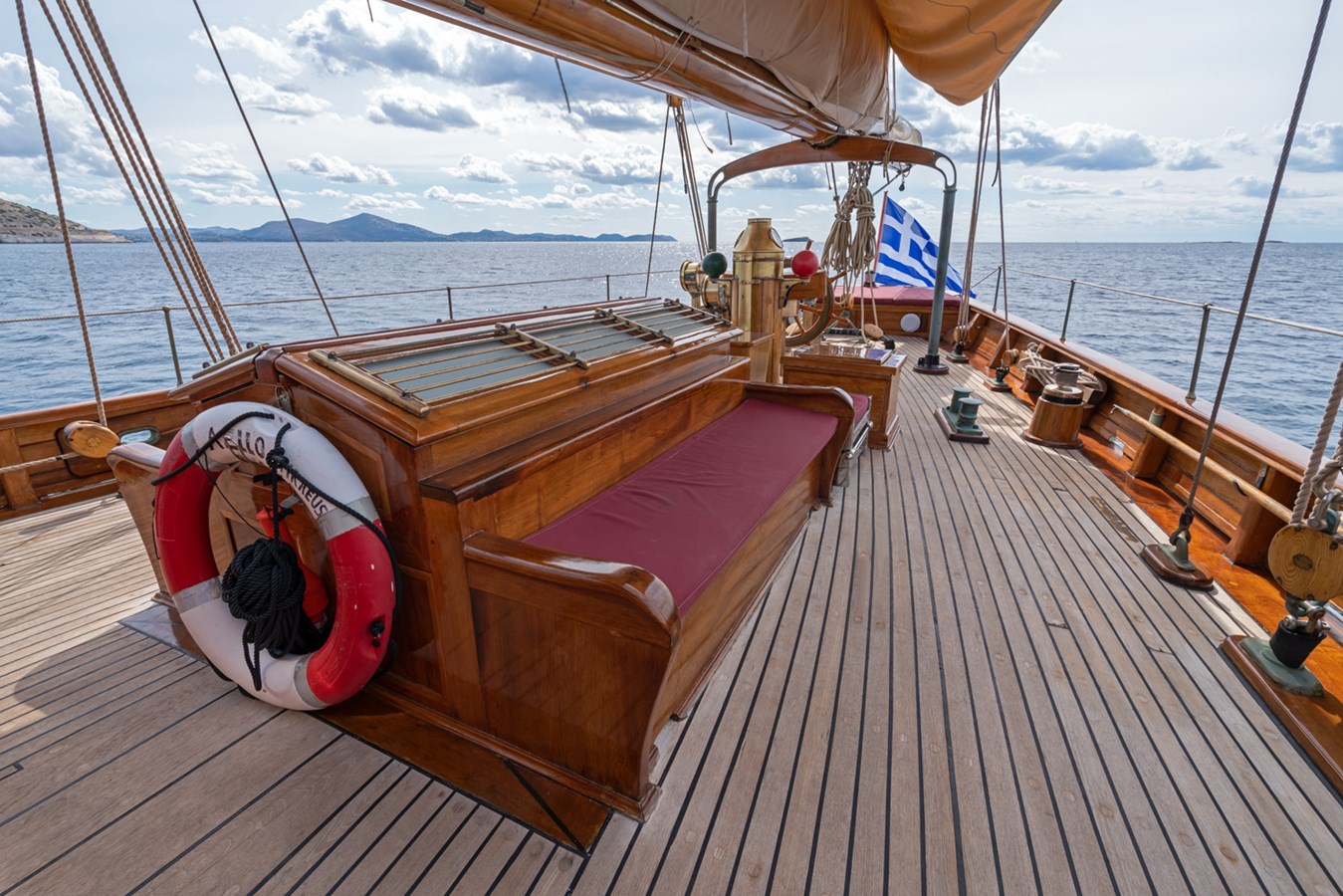 https://s3.amazonaws.com/boss.yatco.com/ForCharter/Vessel/Photo/5710/large_103760.jpg