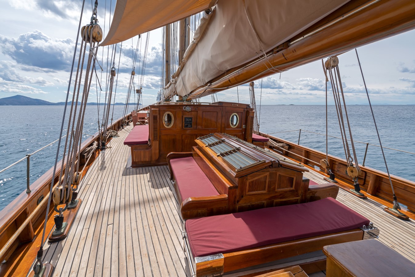 https://s3.amazonaws.com/boss.yatco.com/ForCharter/Vessel/Photo/5710/large_103761.jpg