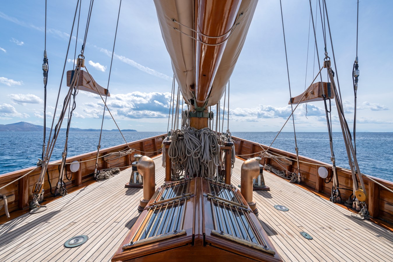 https://s3.amazonaws.com/boss.yatco.com/ForCharter/Vessel/Photo/5710/large_103762.jpg