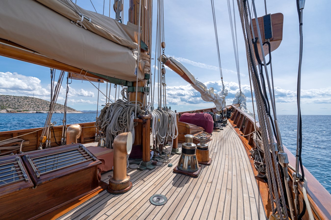 https://s3.amazonaws.com/boss.yatco.com/ForCharter/Vessel/Photo/5710/large_103763.jpg