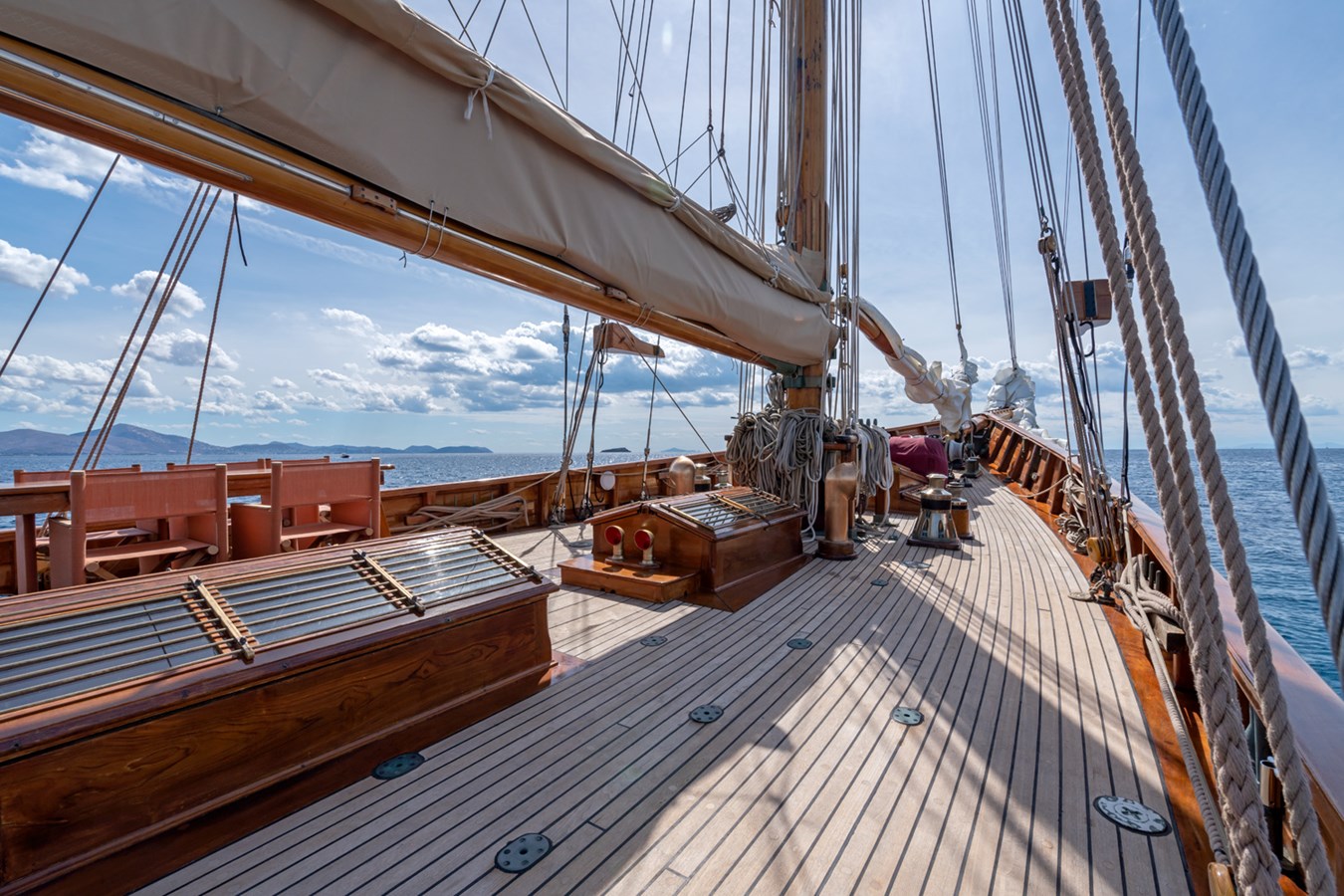 https://s3.amazonaws.com/boss.yatco.com/ForCharter/Vessel/Photo/5710/large_103764.jpg