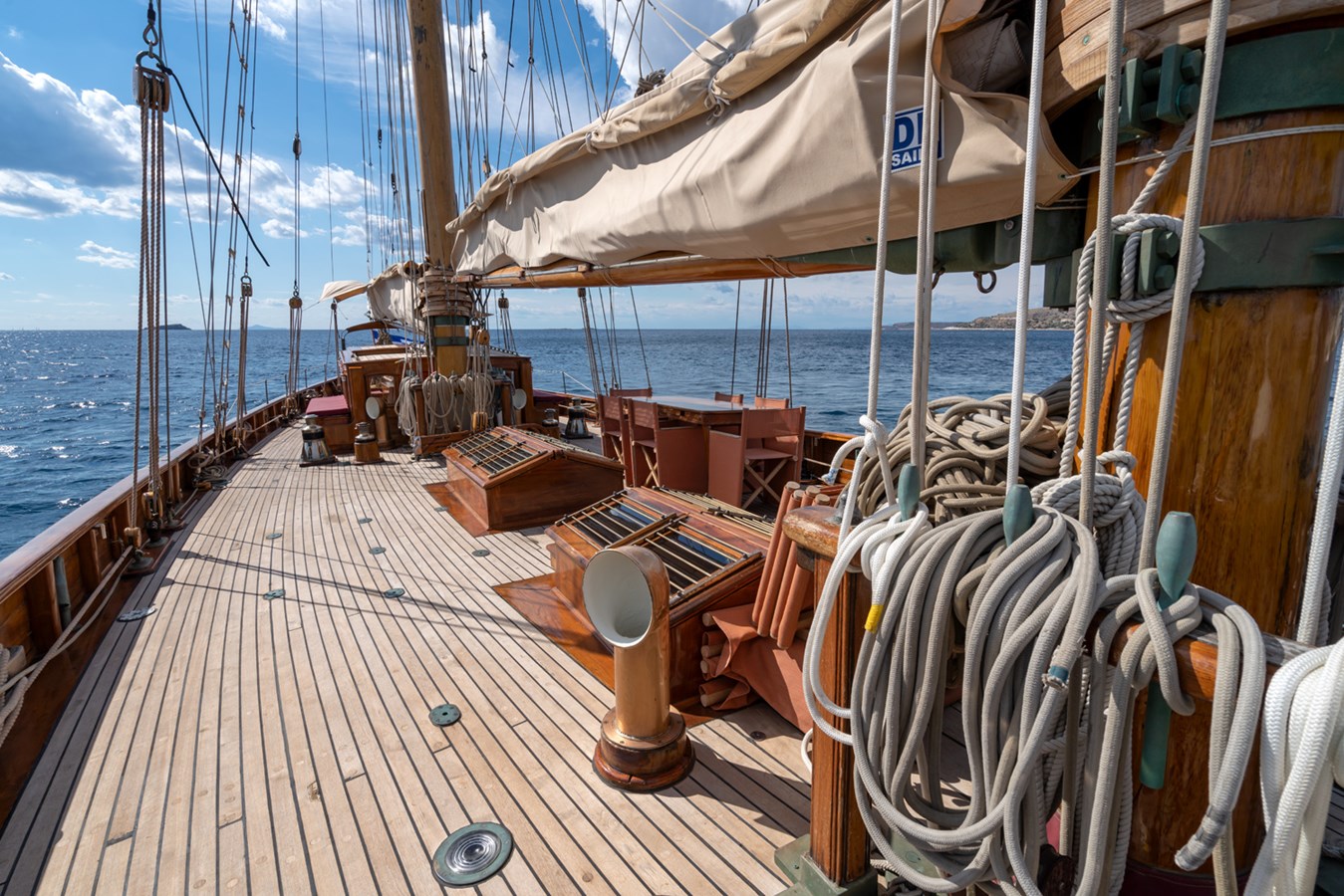 https://s3.amazonaws.com/boss.yatco.com/ForCharter/Vessel/Photo/5710/large_103766.jpg