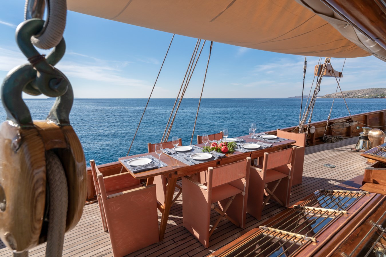 https://s3.amazonaws.com/boss.yatco.com/ForCharter/Vessel/Photo/5710/large_103770.jpg