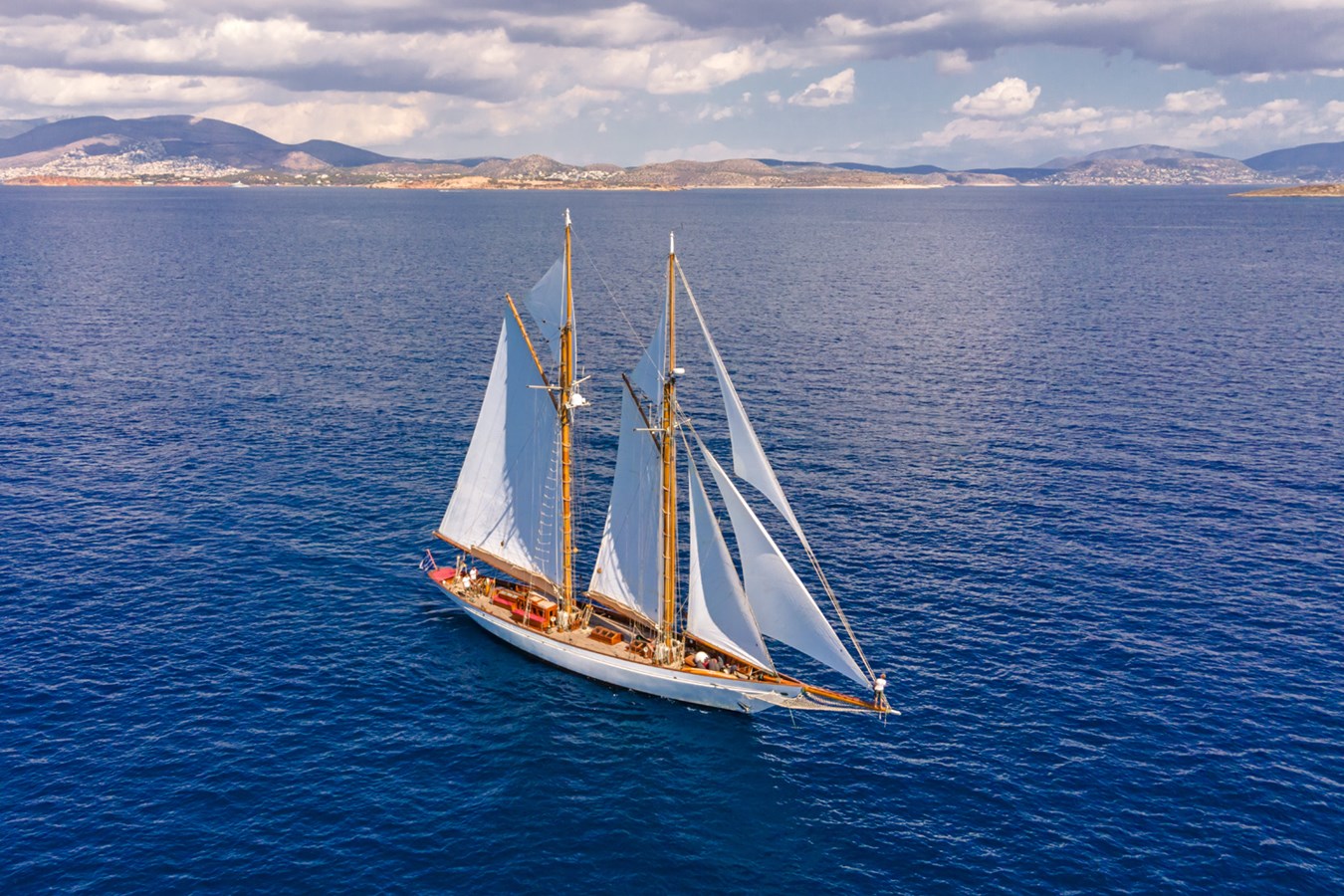 https://s3.amazonaws.com/boss.yatco.com/ForCharter/Vessel/Photo/5710/large_103773.jpg