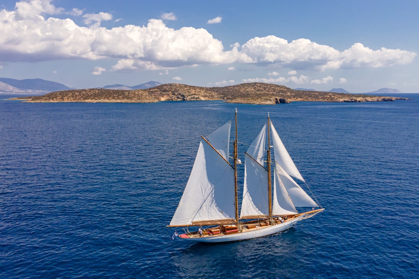 https://s3.amazonaws.com/boss.yatco.com/ForCharter/Vessel/Photo/5710/large_103774.jpg
