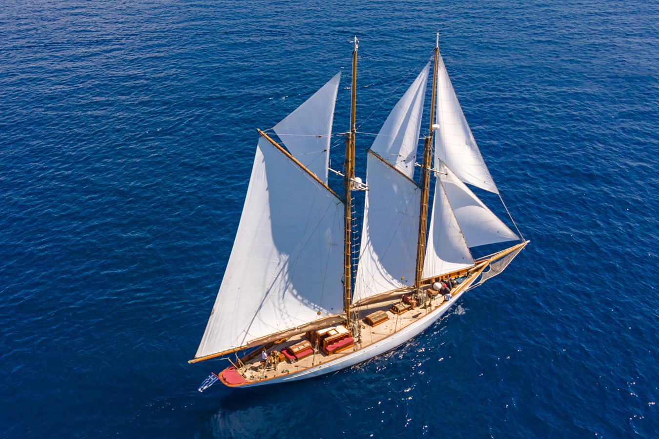 https://s3.amazonaws.com/boss.yatco.com/ForCharter/Vessel/Photo/5710/large_103775.jpg