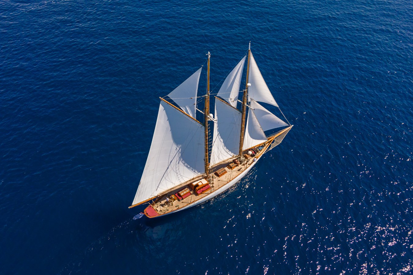 https://s3.amazonaws.com/boss.yatco.com/ForCharter/Vessel/Photo/5710/large_103776.jpg