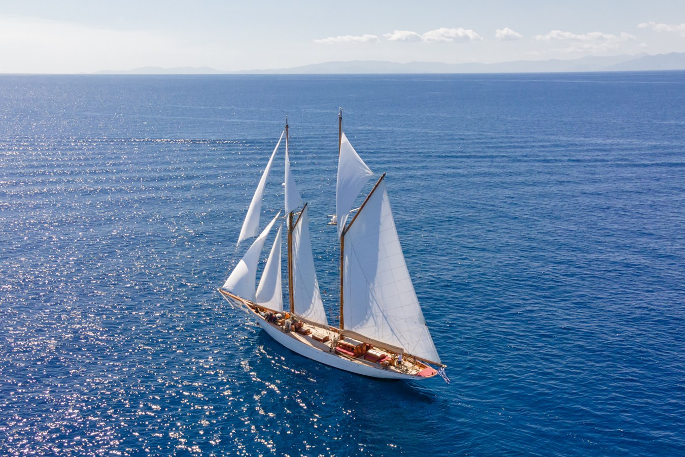 https://s3.amazonaws.com/boss.yatco.com/ForCharter/Vessel/Photo/5710/large_103778.jpg