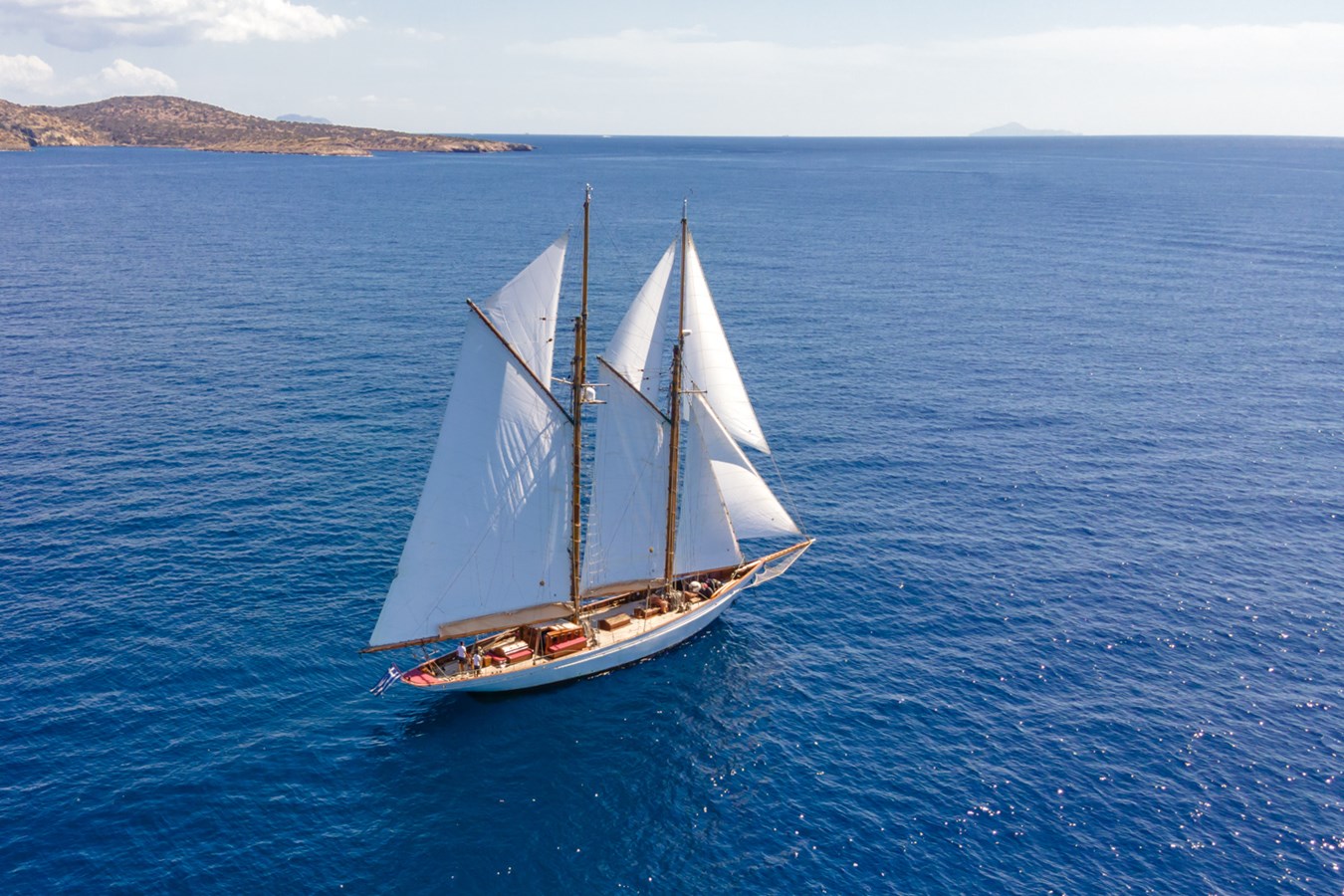 https://s3.amazonaws.com/boss.yatco.com/ForCharter/Vessel/Photo/5710/large_103779.jpg