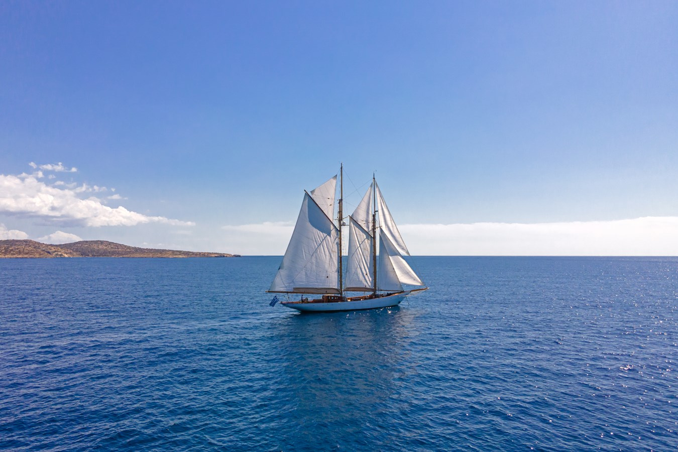 https://s3.amazonaws.com/boss.yatco.com/ForCharter/Vessel/Photo/5710/large_103780.jpg