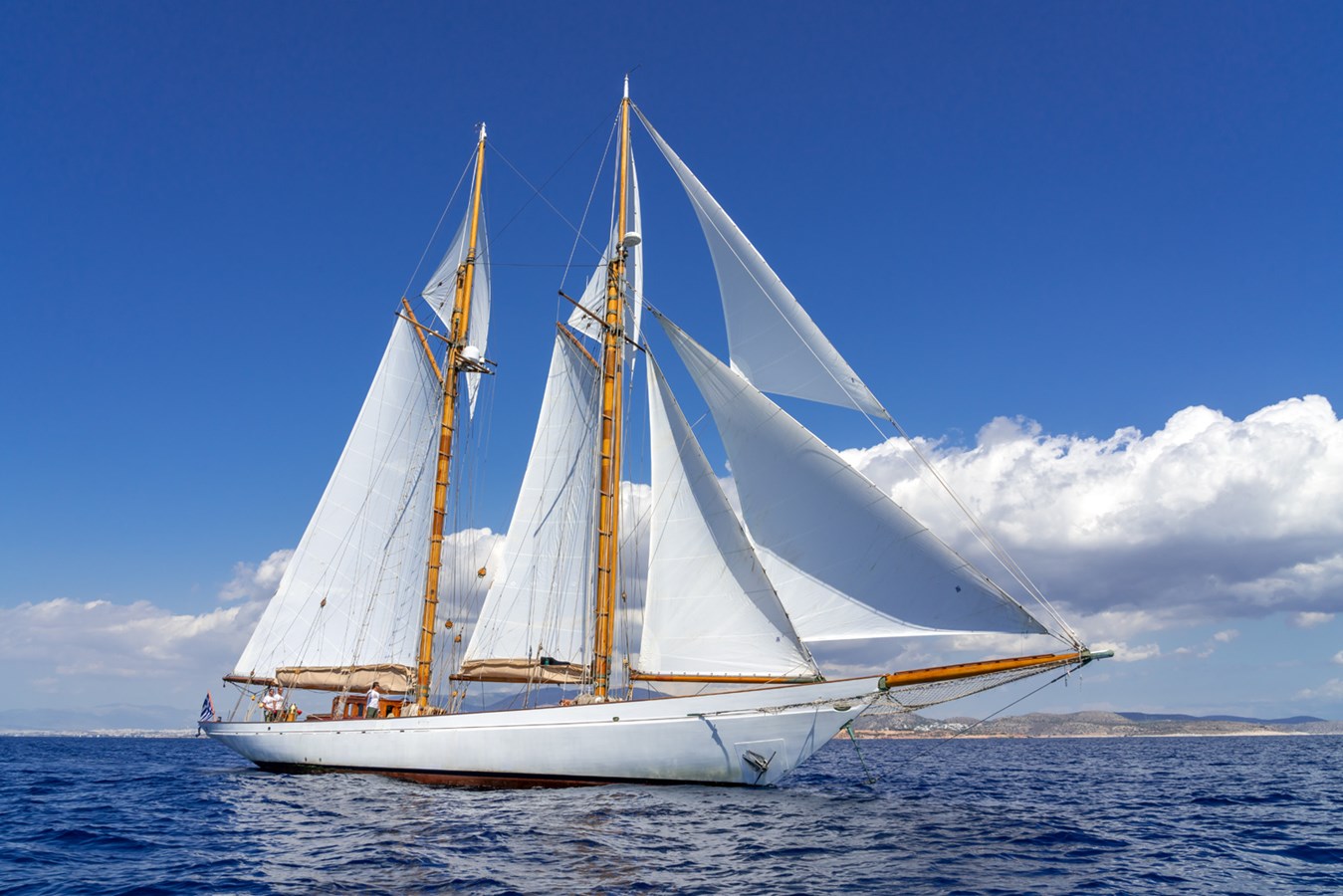 https://s3.amazonaws.com/boss.yatco.com/ForCharter/Vessel/Photo/5710/large_103781.jpg