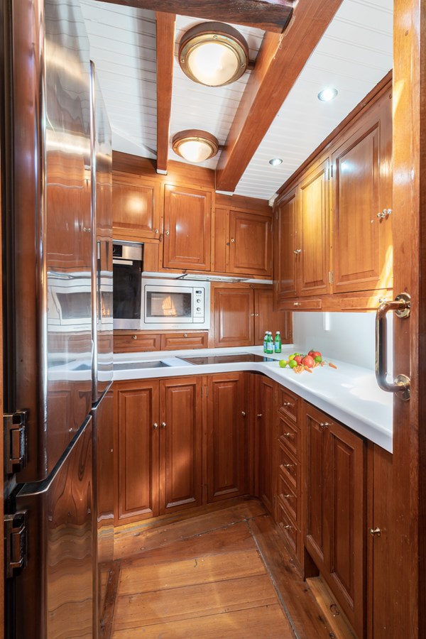 https://s3.amazonaws.com/boss.yatco.com/ForCharter/Vessel/Photo/5710/large_103782.jpg