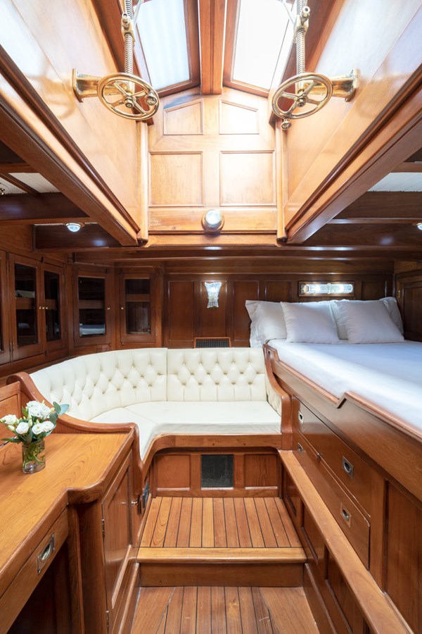 https://s3.amazonaws.com/boss.yatco.com/ForCharter/Vessel/Photo/5710/large_103787.jpg