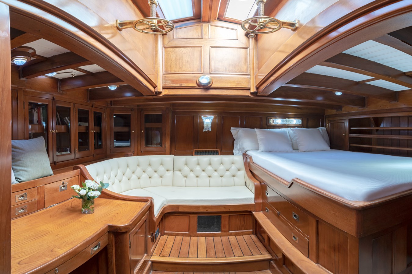 https://s3.amazonaws.com/boss.yatco.com/ForCharter/Vessel/Photo/5710/large_103788.jpg