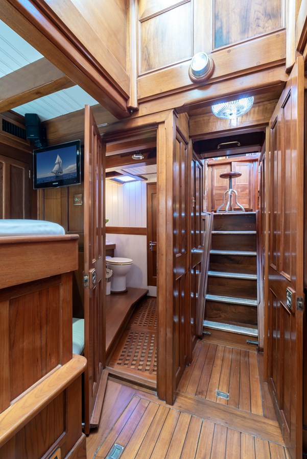 https://s3.amazonaws.com/boss.yatco.com/ForCharter/Vessel/Photo/5710/large_103789.jpg