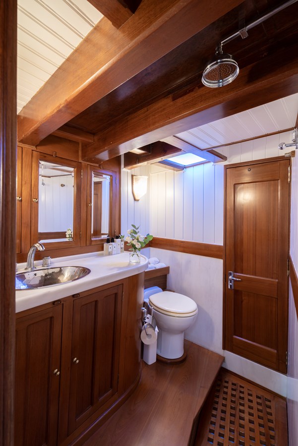 https://s3.amazonaws.com/boss.yatco.com/ForCharter/Vessel/Photo/5710/large_103790.jpg