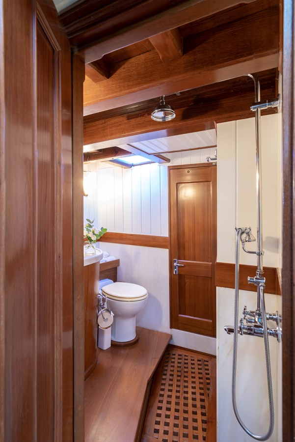 https://s3.amazonaws.com/boss.yatco.com/ForCharter/Vessel/Photo/5710/large_103791.jpg