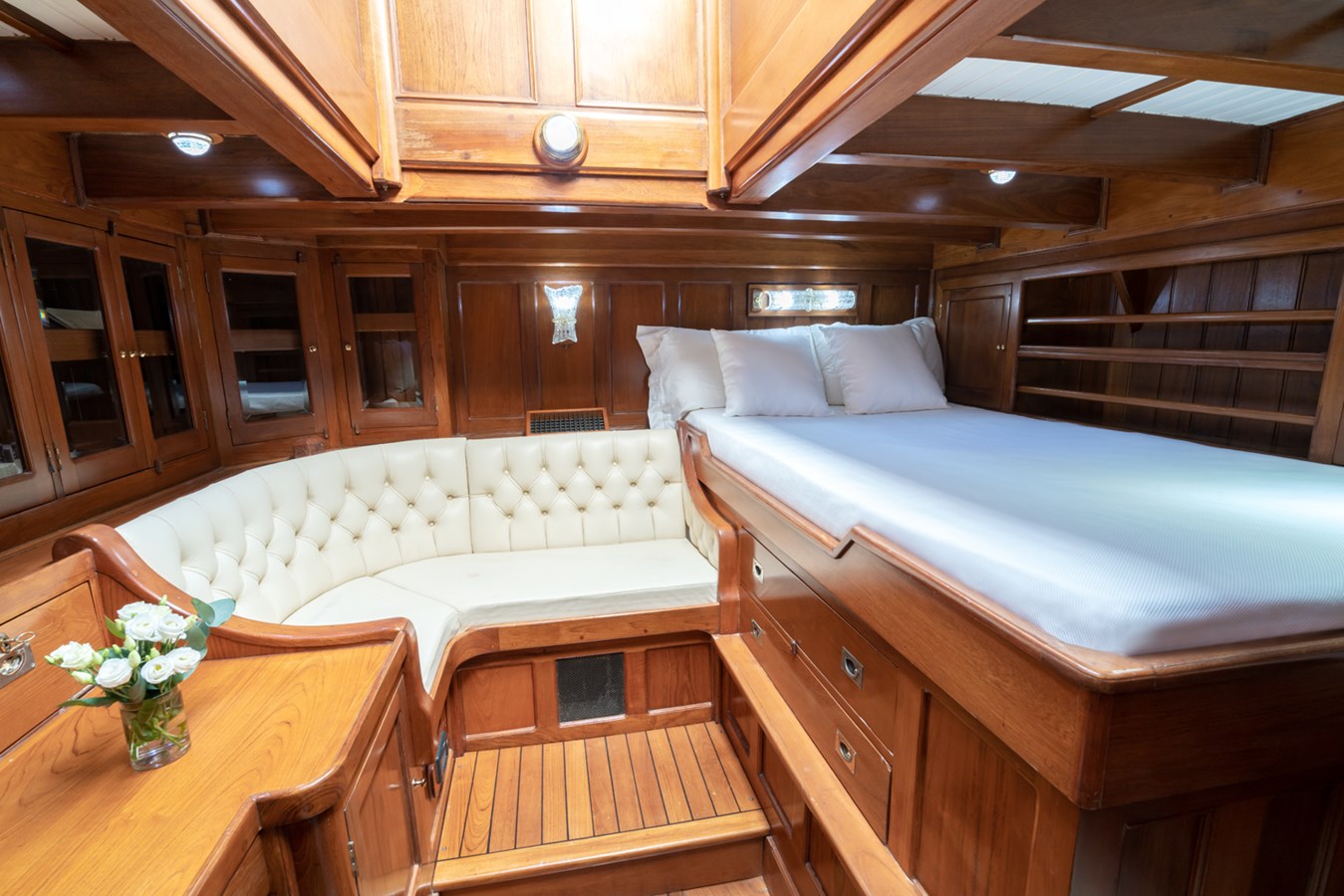 https://s3.amazonaws.com/boss.yatco.com/ForCharter/Vessel/Photo/5710/large_103792.jpg