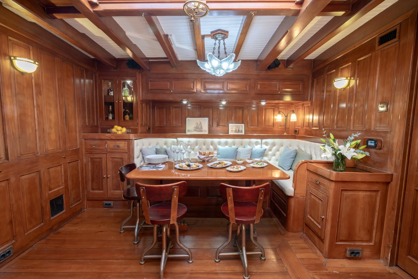 https://s3.amazonaws.com/boss.yatco.com/ForCharter/Vessel/Photo/5710/large_103794.jpg