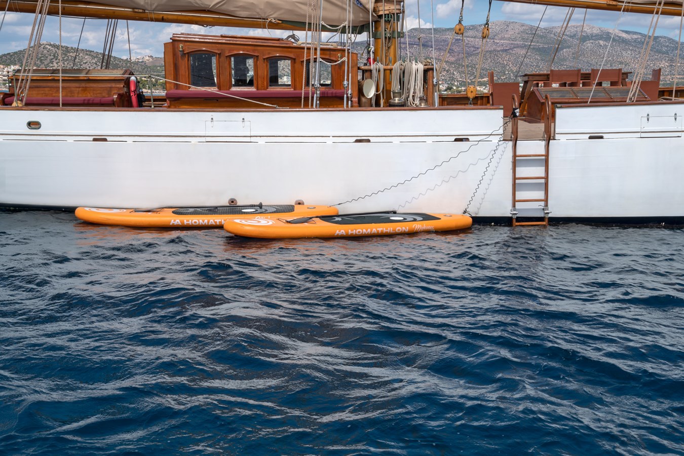 https://s3.amazonaws.com/boss.yatco.com/ForCharter/Vessel/Photo/5710/large_103798.jpg