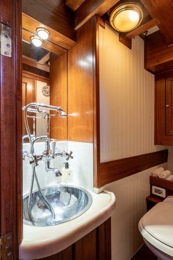 https://s3.amazonaws.com/boss.yatco.com/ForCharter/Vessel/Photo/5710/large_103799.jpg