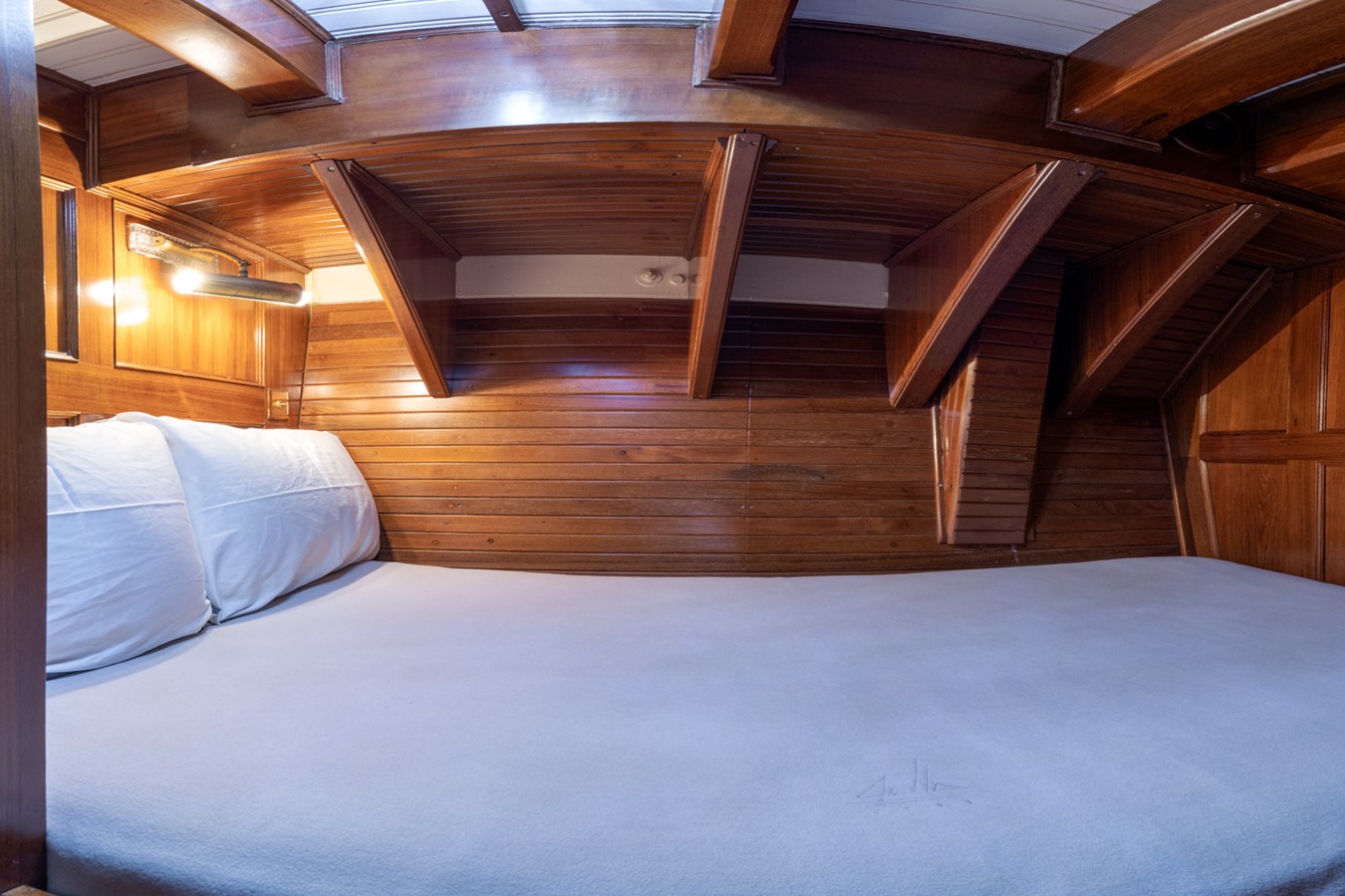 https://s3.amazonaws.com/boss.yatco.com/ForCharter/Vessel/Photo/5710/large_103801.jpg