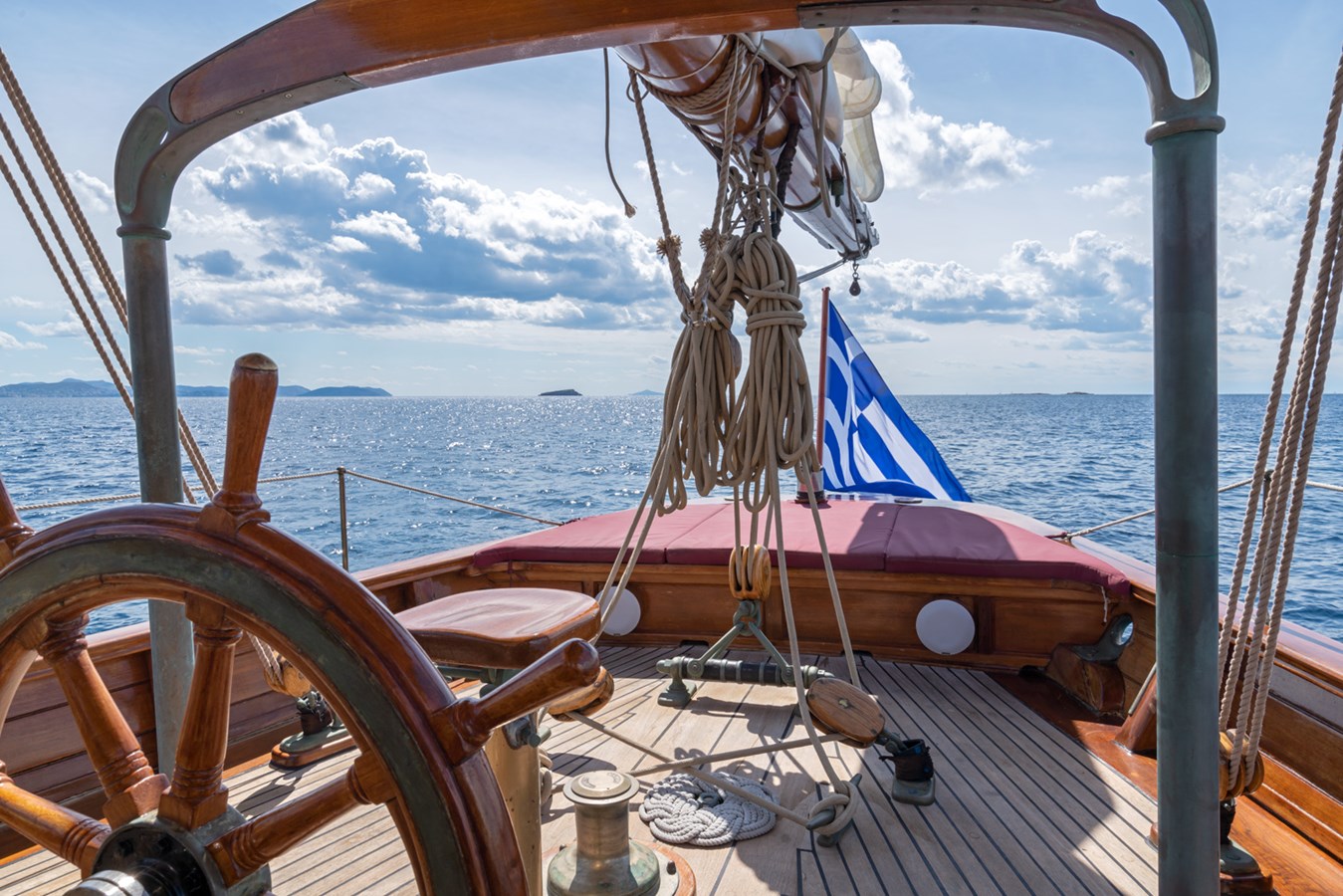 https://s3.amazonaws.com/boss.yatco.com/ForCharter/Vessel/Photo/5710/large_103803.jpg
