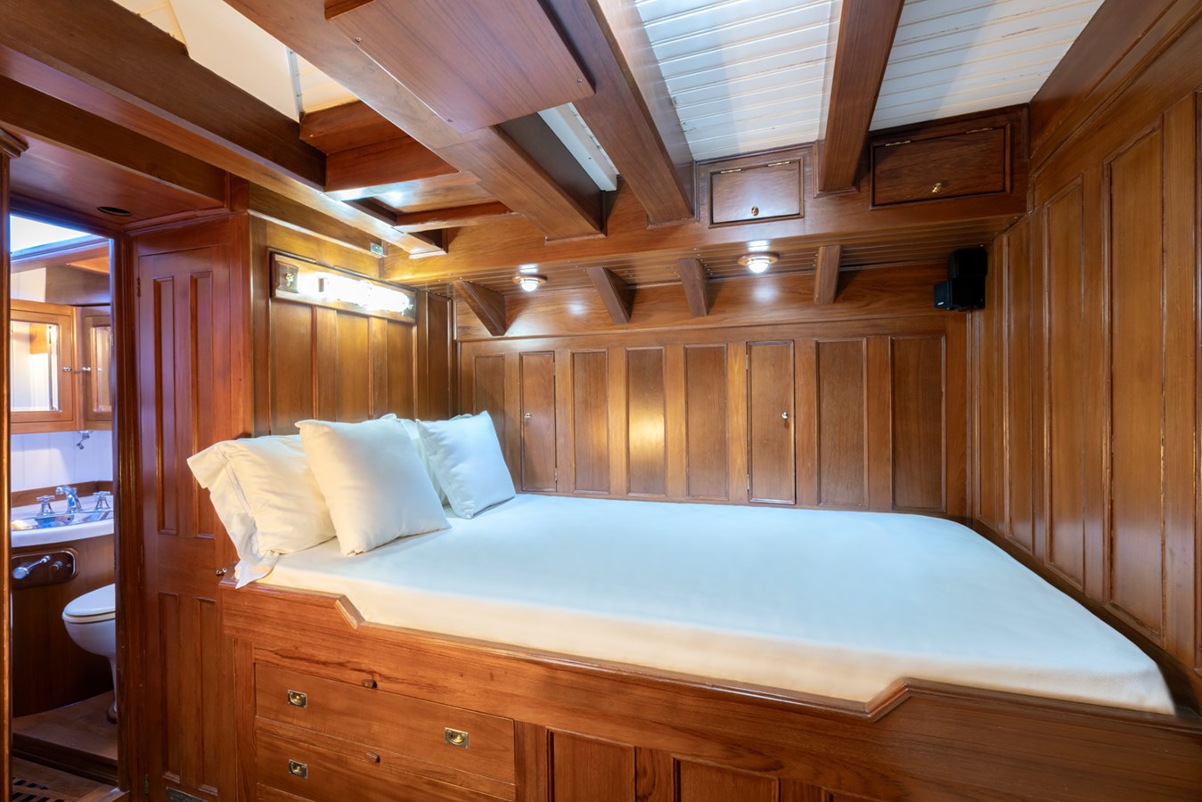 https://s3.amazonaws.com/boss.yatco.com/ForCharter/Vessel/Photo/5710/large_103809.jpg