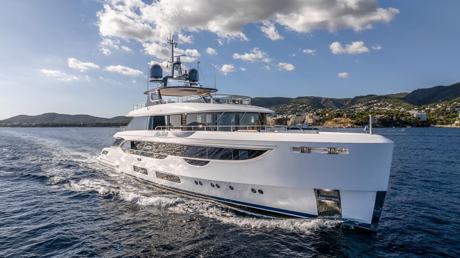 https://s3.amazonaws.com/boss.yatco.com/ForCharter/Vessel/Photo/5852/large_109136.jpg
