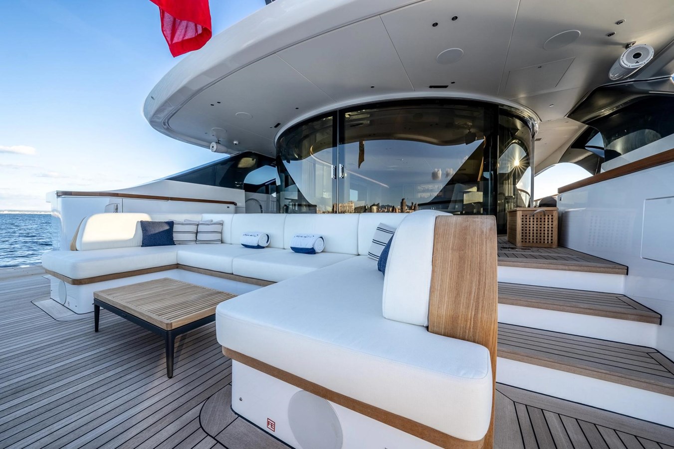 https://s3.amazonaws.com/boss.yatco.com/ForCharter/Vessel/Photo/5852/large_109138.jpg