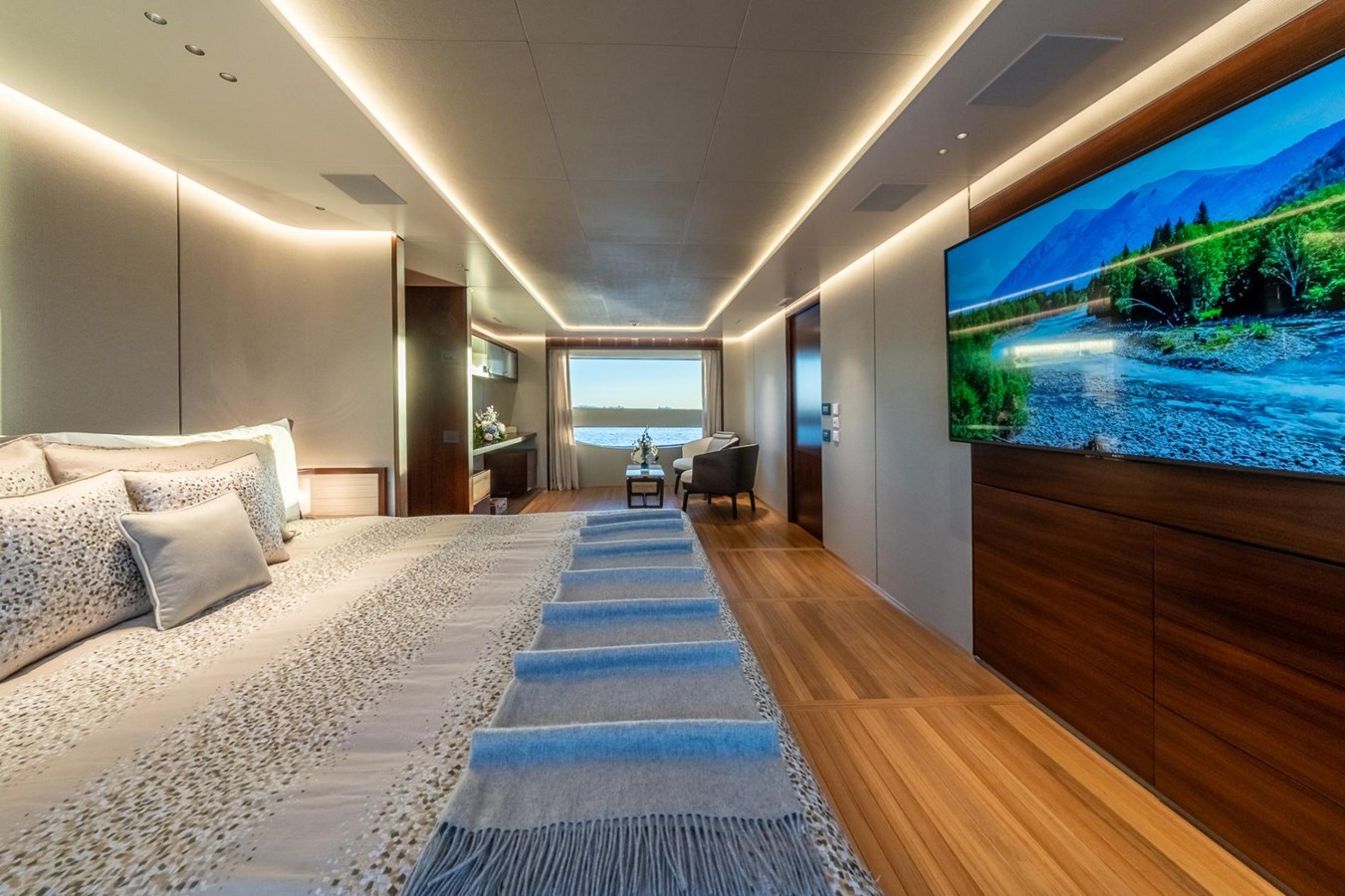 https://s3.amazonaws.com/boss.yatco.com/ForCharter/Vessel/Photo/5852/large_109142.jpg