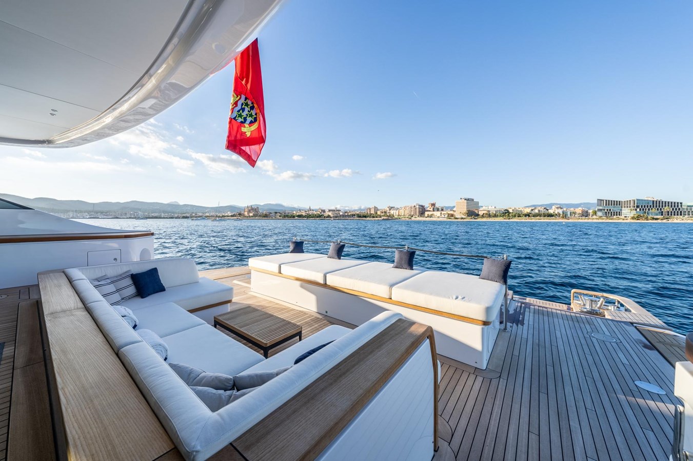 https://s3.amazonaws.com/boss.yatco.com/ForCharter/Vessel/Photo/5852/large_109167.jpg