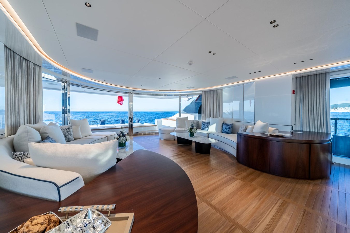 https://s3.amazonaws.com/boss.yatco.com/ForCharter/Vessel/Photo/5852/large_109172.jpg