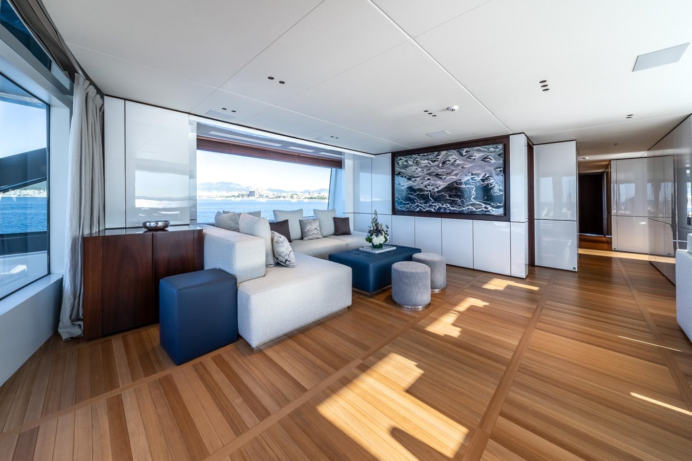 https://s3.amazonaws.com/boss.yatco.com/ForCharter/Vessel/Photo/5852/large_109173.jpg