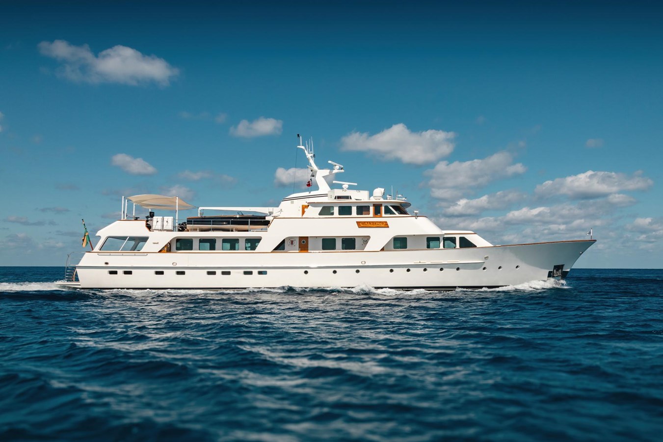 https://s3.amazonaws.com/boss.yatco.com/ForCharter/Vessel/Photo/5853/large_109177.jpg