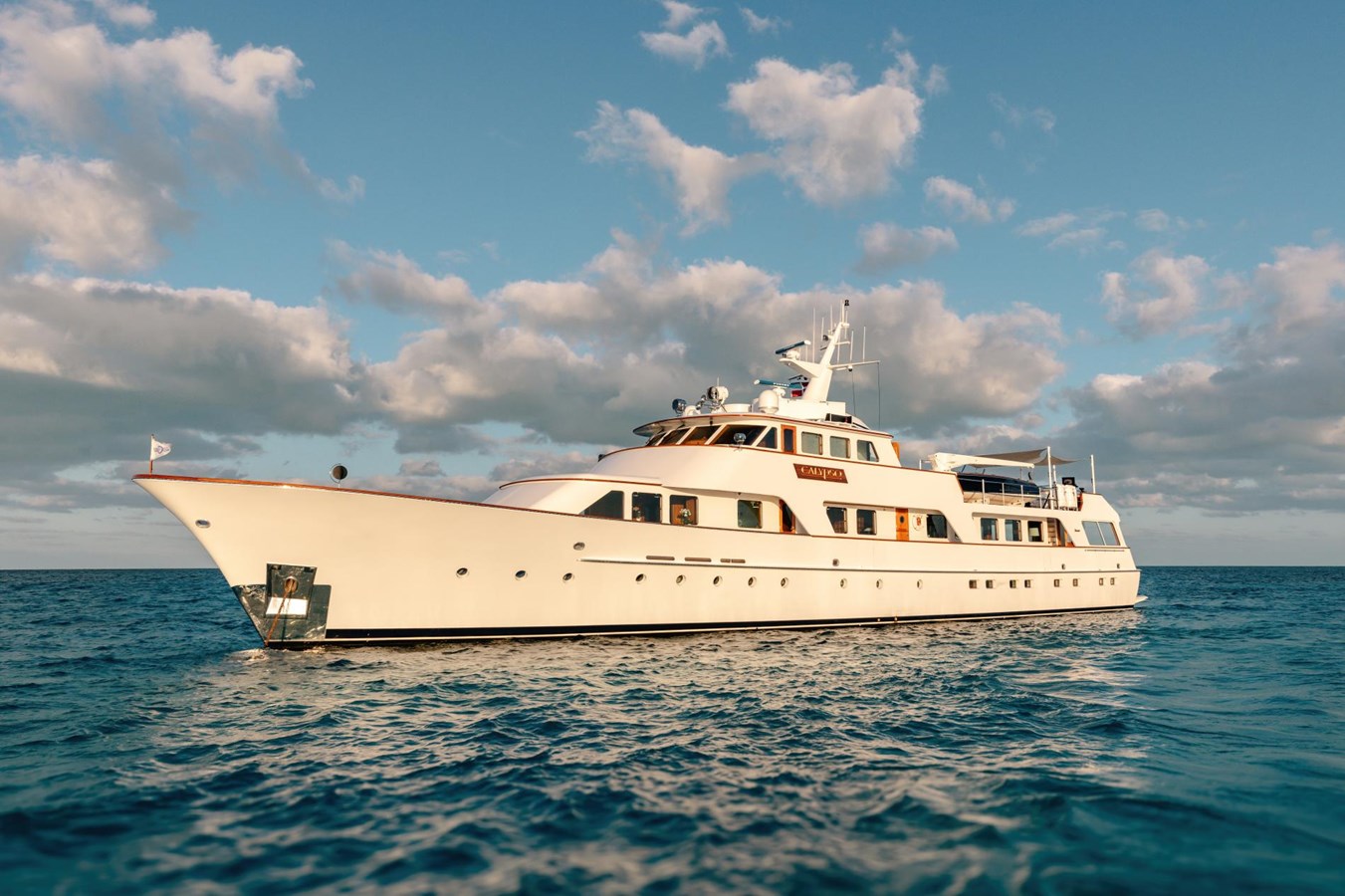 https://s3.amazonaws.com/boss.yatco.com/ForCharter/Vessel/Photo/5853/large_109179.jpg