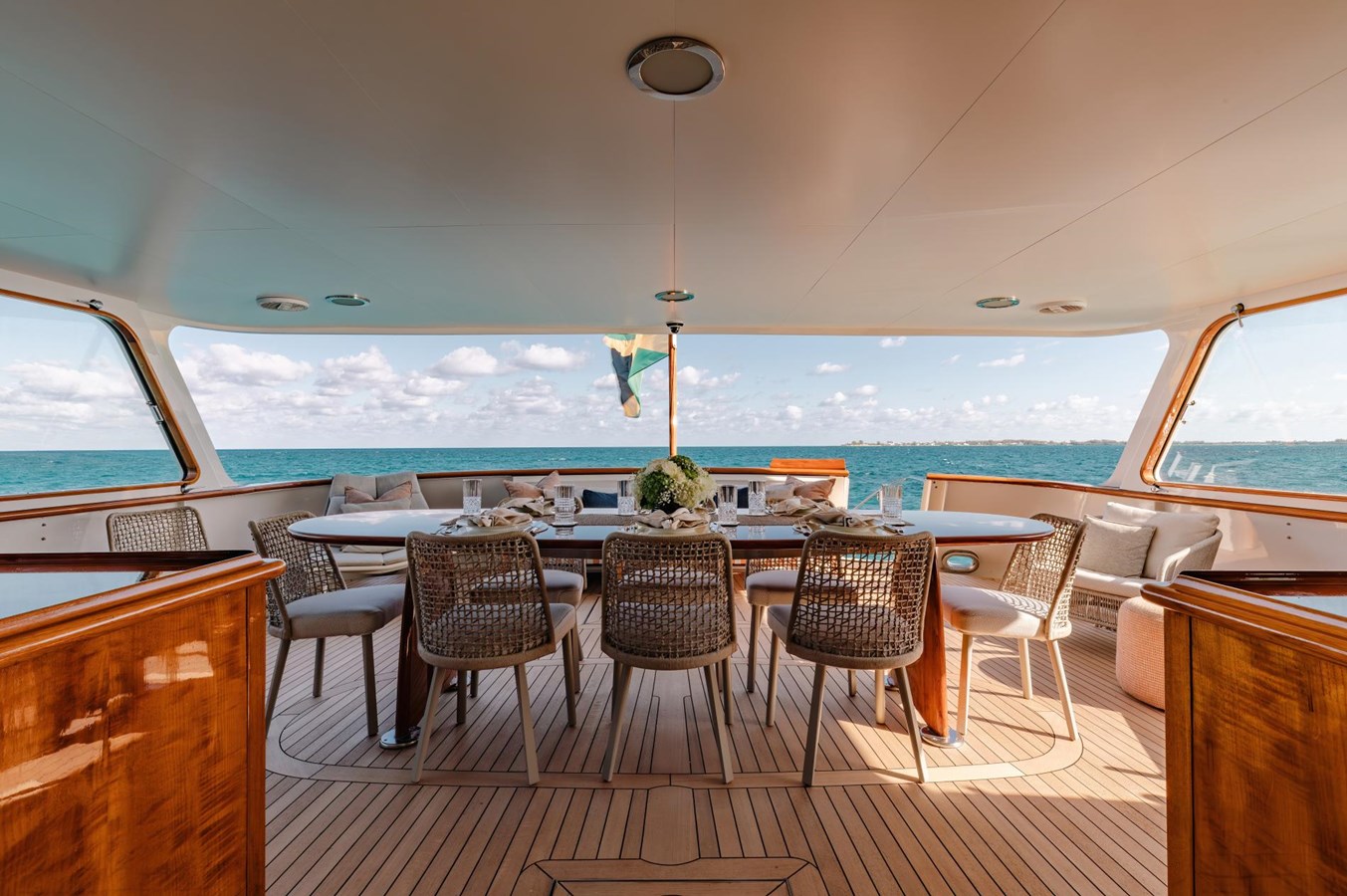 https://s3.amazonaws.com/boss.yatco.com/ForCharter/Vessel/Photo/5853/large_109180.jpg