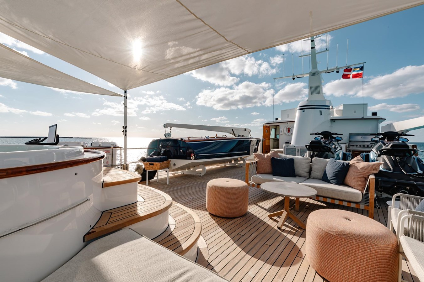 https://s3.amazonaws.com/boss.yatco.com/ForCharter/Vessel/Photo/5853/large_109181.jpg