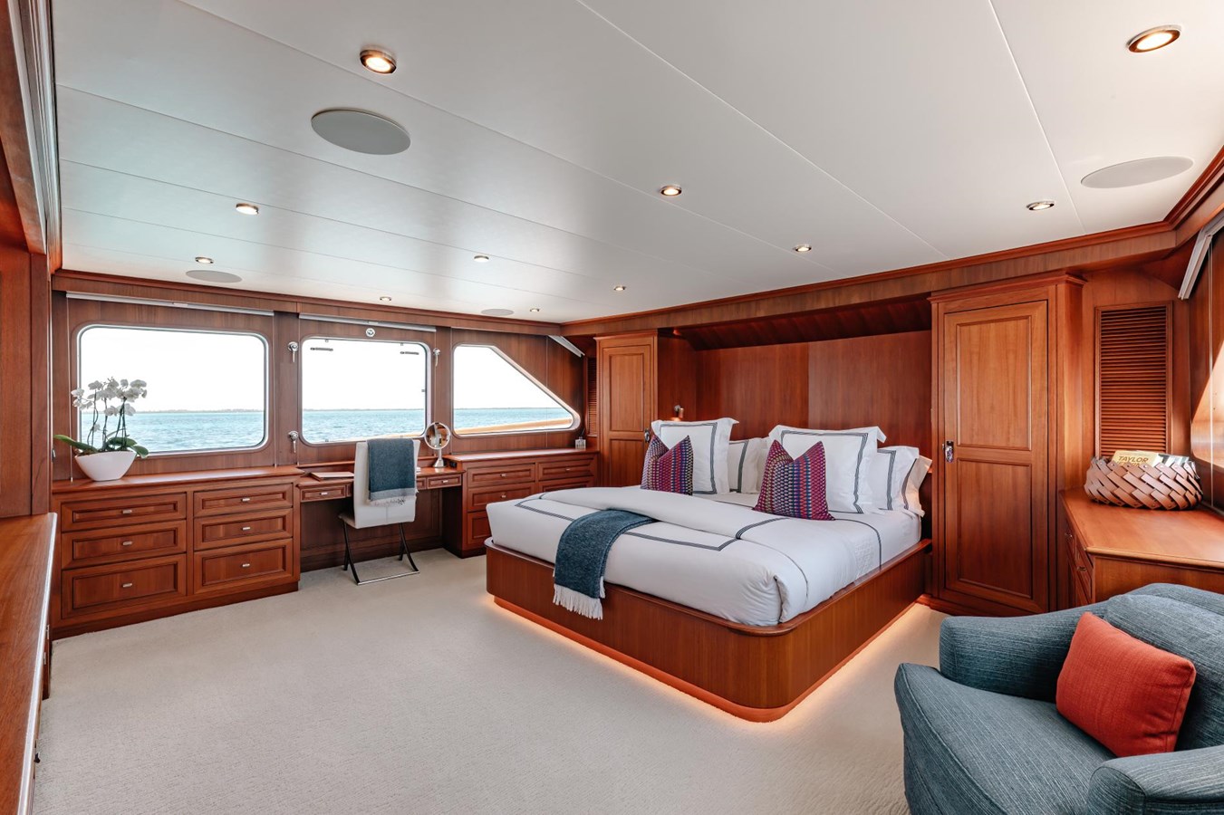 https://s3.amazonaws.com/boss.yatco.com/ForCharter/Vessel/Photo/5853/large_109183.jpg