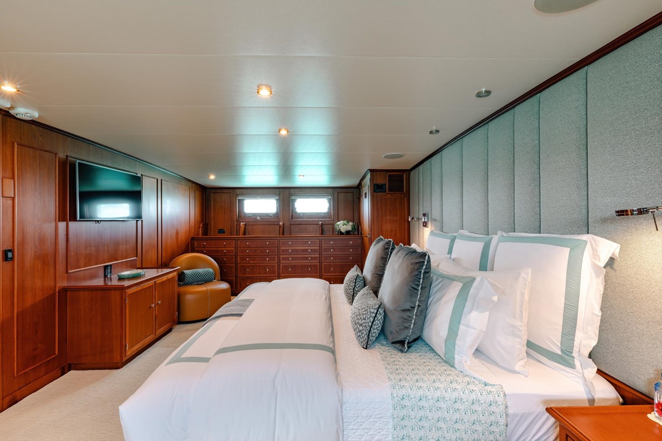 https://s3.amazonaws.com/boss.yatco.com/ForCharter/Vessel/Photo/5853/large_109186.jpg