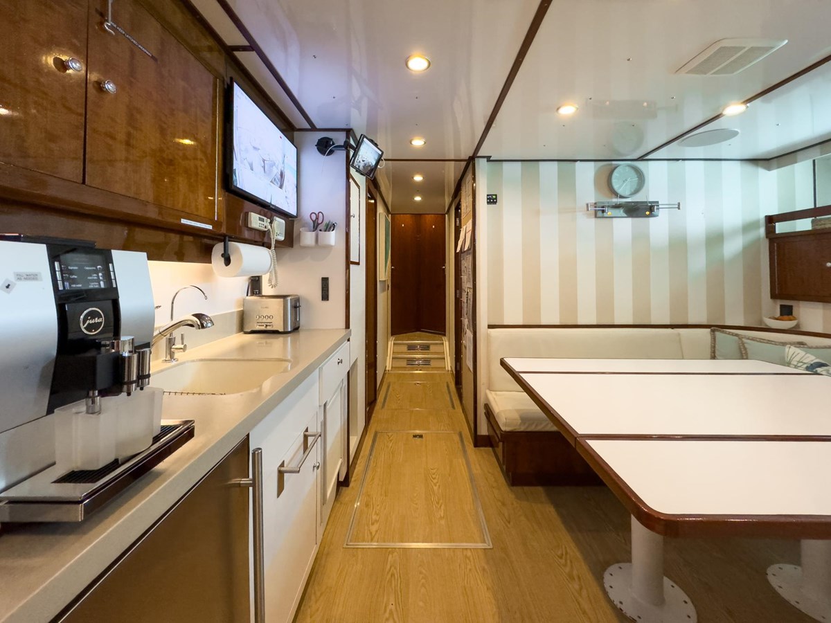 https://s3.amazonaws.com/boss.yatco.com/ForCharter/Vessel/Photo/5853/large_109187.jpg