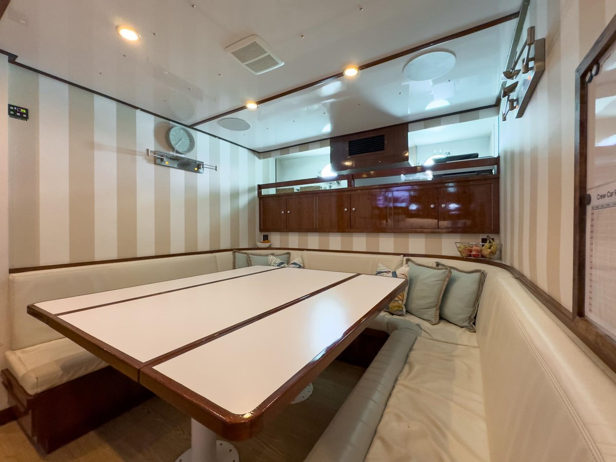 https://s3.amazonaws.com/boss.yatco.com/ForCharter/Vessel/Photo/5853/large_109188.jpg