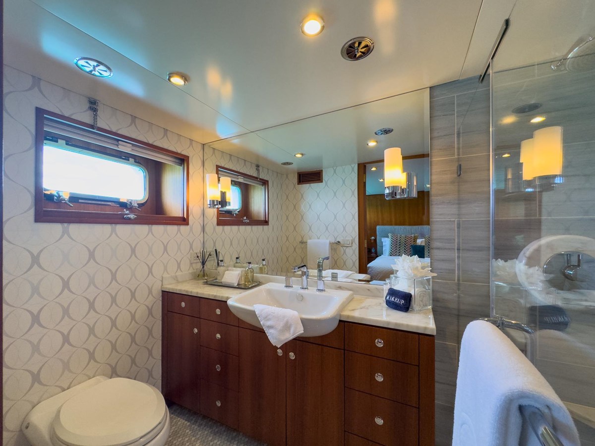 https://s3.amazonaws.com/boss.yatco.com/ForCharter/Vessel/Photo/5853/large_109190.jpg